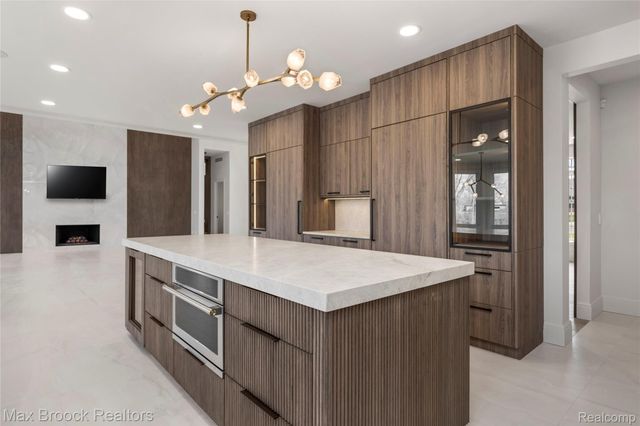 1888 W Tahquamenon Court, Bloomfield Charter Township, MI 48302