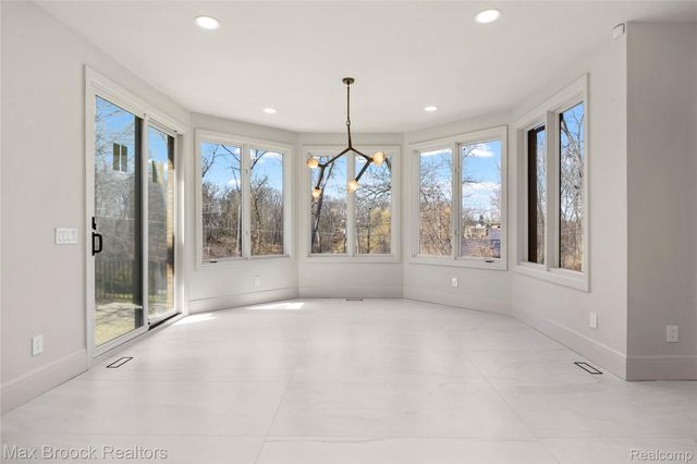 1888 W Tahquamenon Court, Bloomfield Charter Township, MI 48302