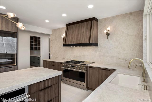 1888 W Tahquamenon Court, Bloomfield Charter Township, MI 48302