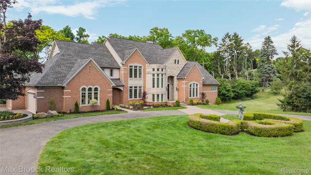 1888 W Tahquamenon Court, Bloomfield Charter Township, MI 48302