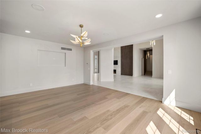 1888 W Tahquamenon Court, Bloomfield Charter Township, MI 48302