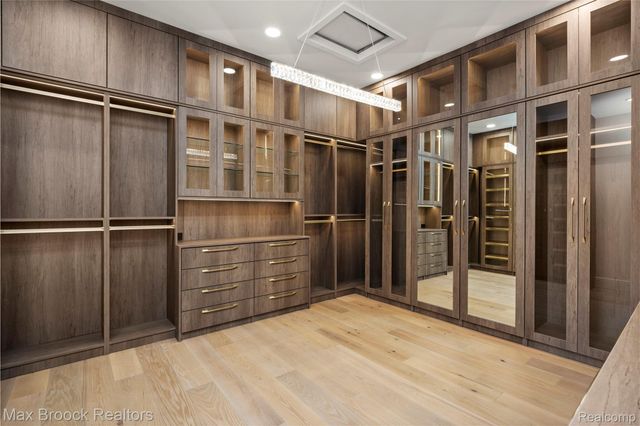 1888 W Tahquamenon Court, Bloomfield Charter Township, MI 48302