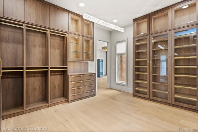 1888 W Tahquamenon Court, Bloomfield Charter Township, MI 48302