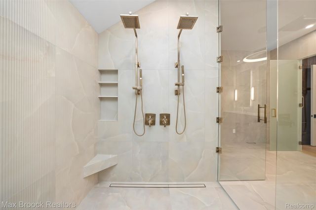 1888 W Tahquamenon Court, Bloomfield Charter Township, MI 48302
