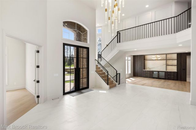 1888 W Tahquamenon Court, Bloomfield Charter Township, MI 48302
