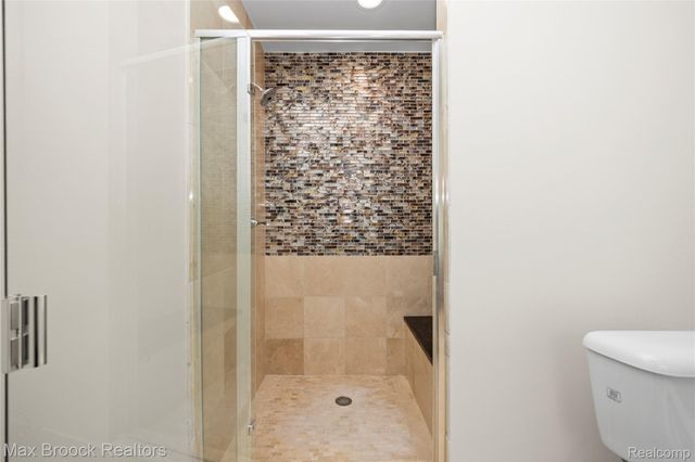 1888 W Tahquamenon Court, Bloomfield Charter Township, MI 48302