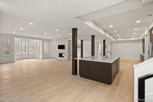 1888 W Tahquamenon Court, Bloomfield Charter Township, MI 48302