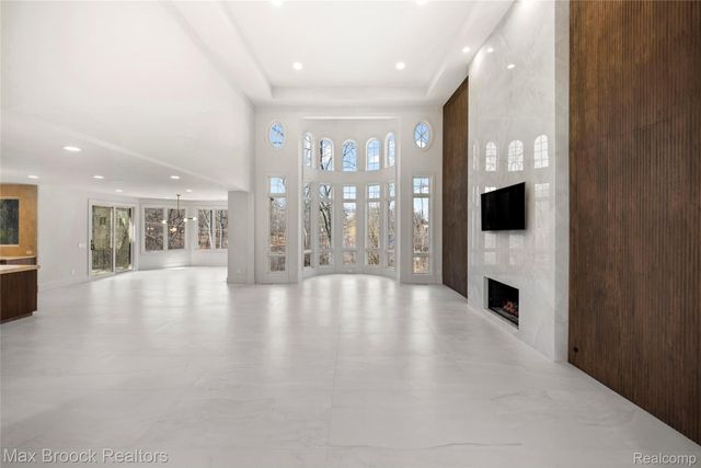 1888 W Tahquamenon Court, Bloomfield Charter Township, MI 48302