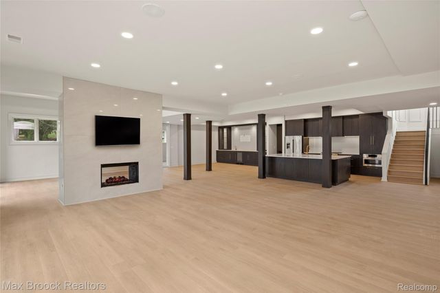 1888 W Tahquamenon Court, Bloomfield Charter Township, MI 48302