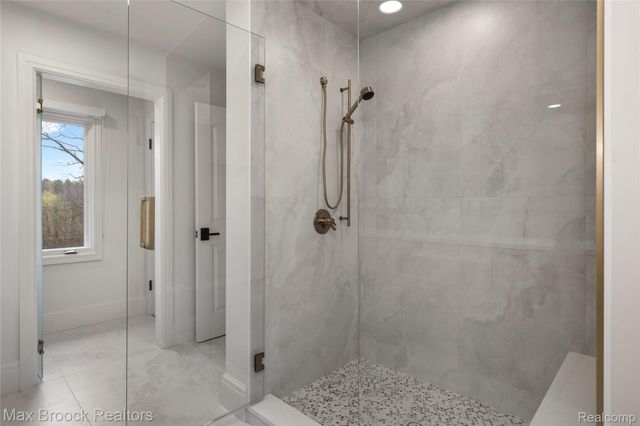 1888 W Tahquamenon Court, Bloomfield Charter Township, MI 48302