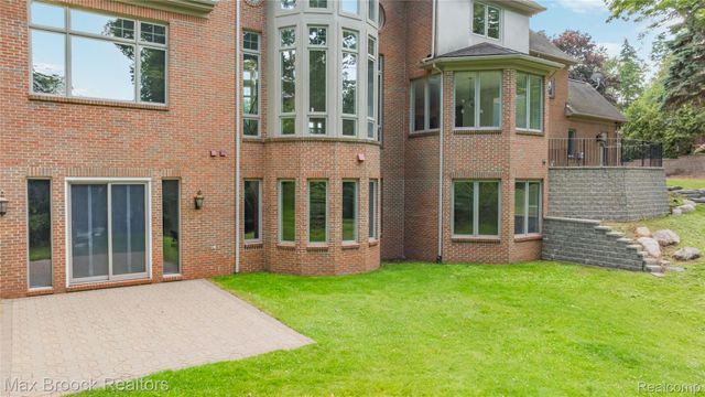 1888 W Tahquamenon Court, Bloomfield Charter Township, MI 48302