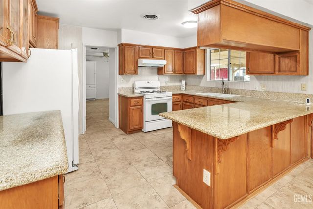 2907 Driller Avenue, Bakersfield, CA 93306