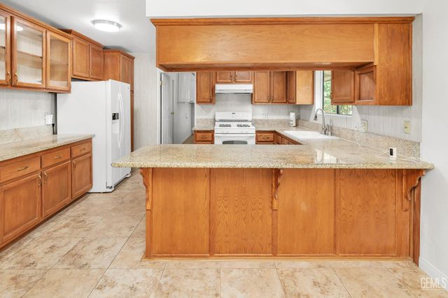 2907 Driller Avenue, Bakersfield, CA 93306