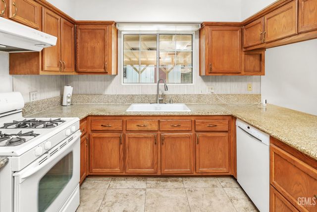 2907 Driller Avenue, Bakersfield, CA 93306