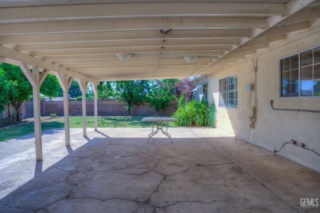 2907 Driller Avenue, Bakersfield, CA 93306