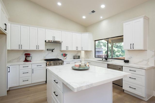 892 River Bluff Dr, Oakdale, CA 95361