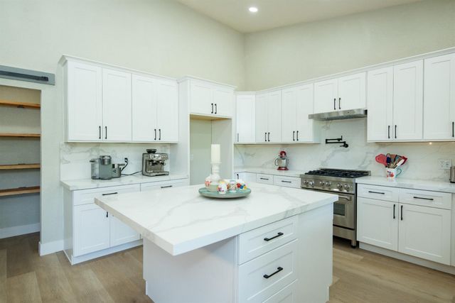 892 River Bluff Dr, Oakdale, CA 95361