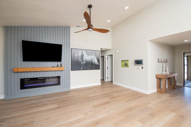 892 River Bluff Dr, Oakdale, CA 95361