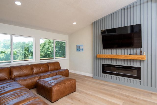 892 River Bluff Dr, Oakdale, CA 95361