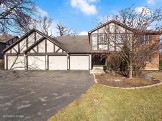 200 Brookside Lane A, Willowbrook, IL 60527