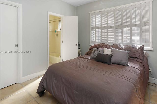 910 N 14th Ct, Hollywood, FL 33020