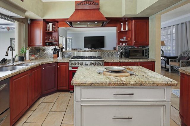 910 N 14th Ct, Hollywood, FL 33020