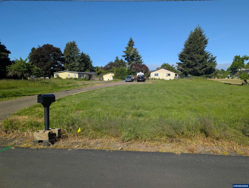 Image 1 of property listing at 415 SE Hawthorne Av, Dallas, OR 97338
