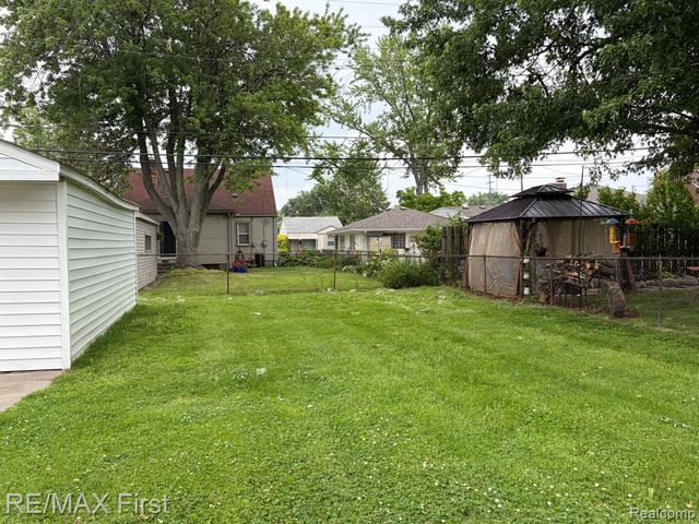 22921 Gaukler Street, Saint Clair Shores, MI 48080