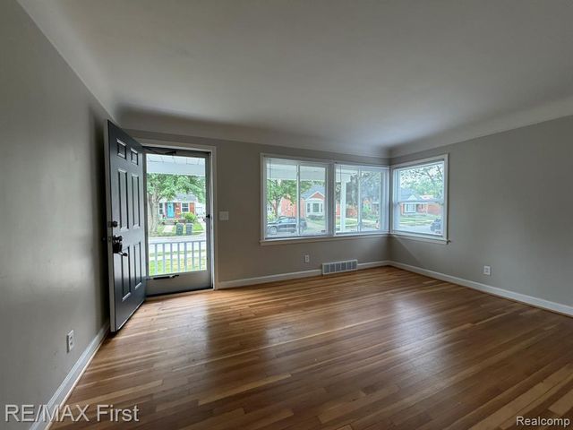 22921 Gaukler Street, Saint Clair Shores, MI 48080