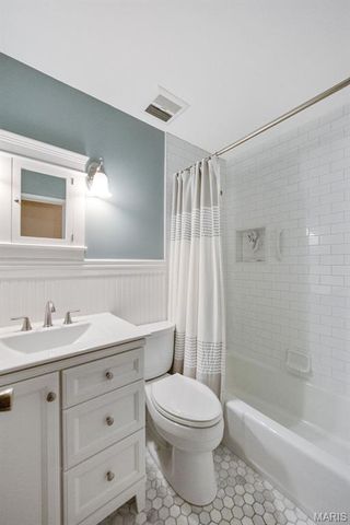 114 Breezeview Drive, Ballwin, MO 63021