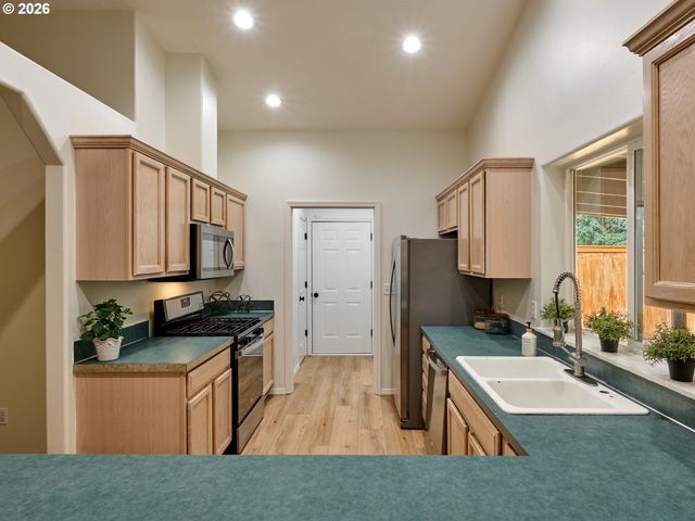 605 IDYLWOOD Dr, Salem, OR 97302