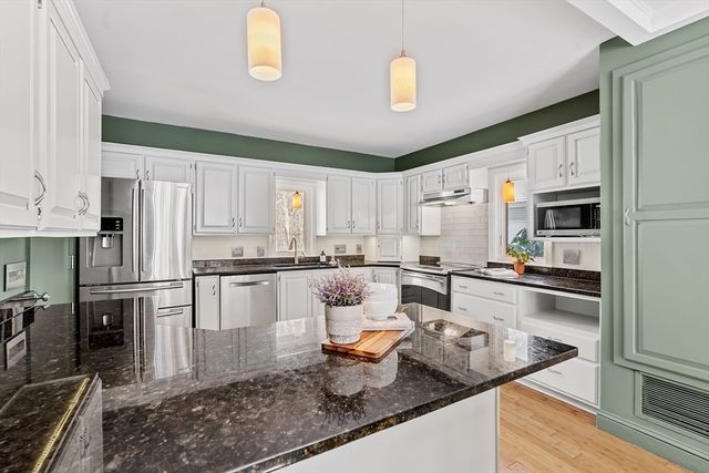 4 Essex 4, Wayland, MA 01778