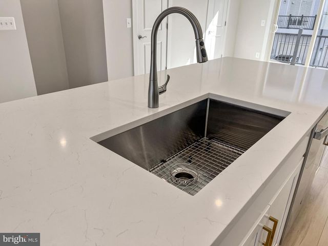 2176 GLACIER RD, Herndon, VA 20170