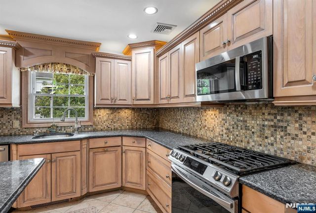 14 Aspen Court, Paramus, NJ 07652