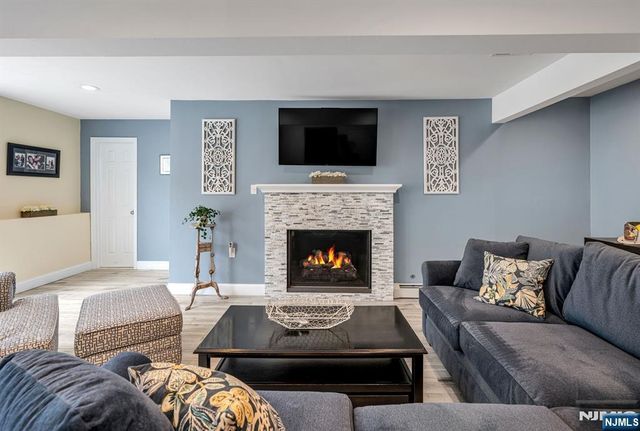 14 Aspen Court, Paramus, NJ 07652