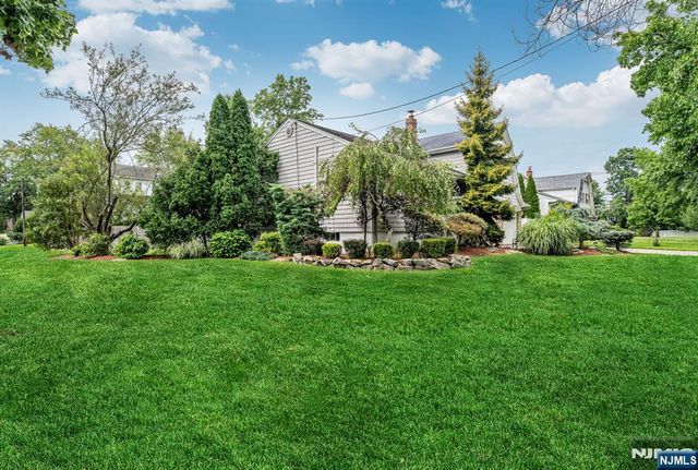 14 Aspen Court, Paramus, NJ 07652