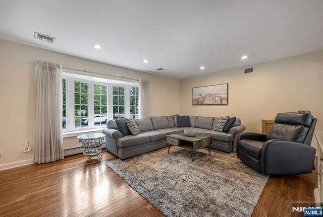 14 Aspen Court, Paramus, NJ 07652