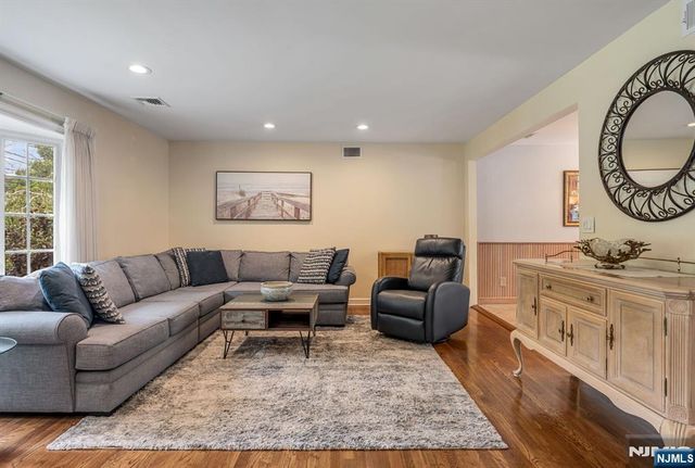 14 Aspen Court, Paramus, NJ 07652