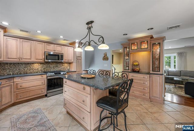 14 Aspen Court, Paramus, NJ 07652