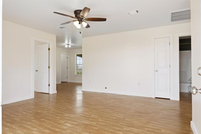240 Park Meadow DR, Jarrell, TX 76537