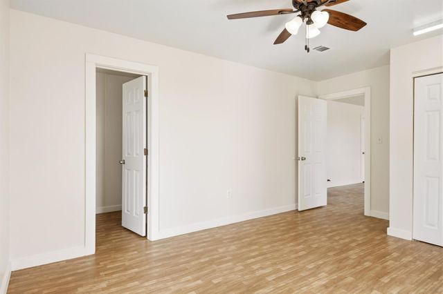 240 Park Meadow DR, Jarrell, TX 76537