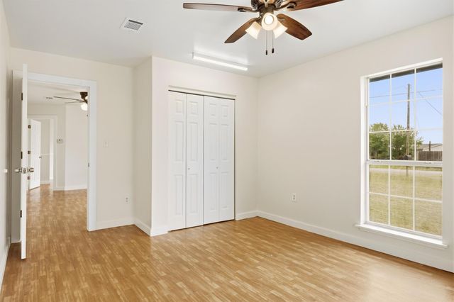 240 Park Meadow DR, Jarrell, TX 76537