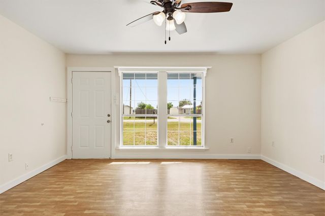 240 Park Meadow DR, Jarrell, TX 76537