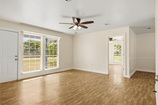 240 Park Meadow DR, Jarrell, TX 76537
