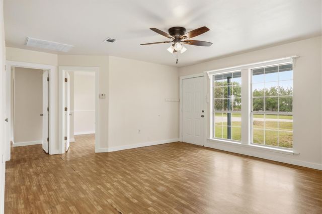 240 Park Meadow DR, Jarrell, TX 76537