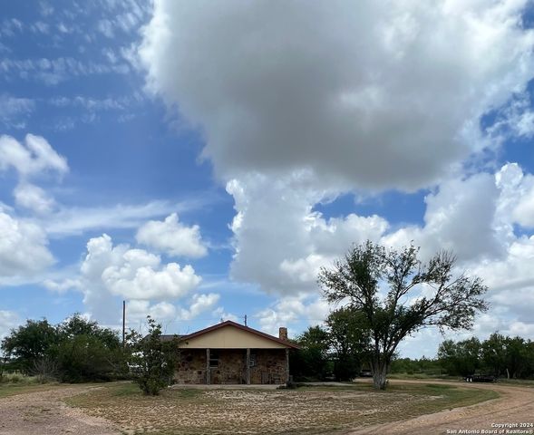 3511 HIGHWAY 85, Carrizo Springs, TX 78834