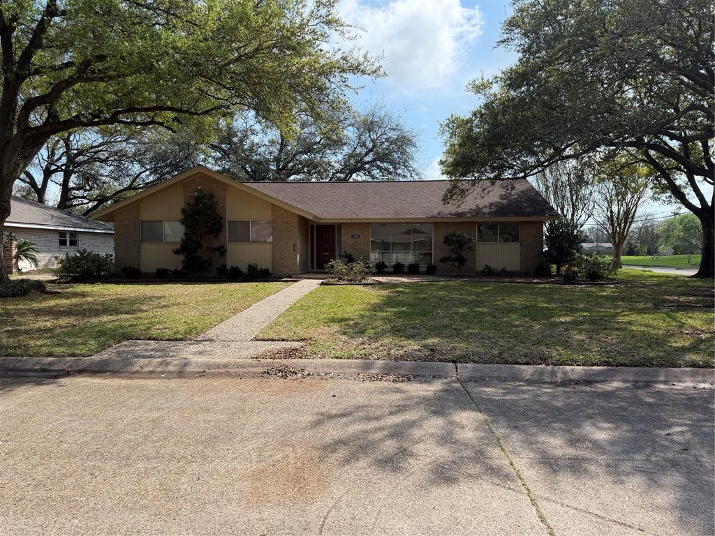 1531 17th Avenue N, Texas City, TX 77590