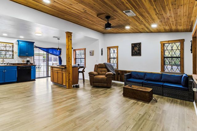 304 Sunrise Drive, Livingston, TX 77351