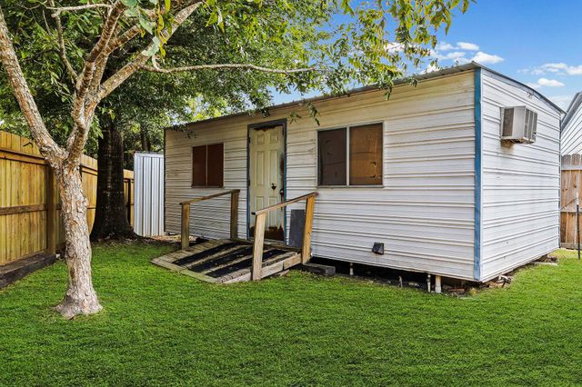 304 Sunrise Drive, Livingston, TX 77351