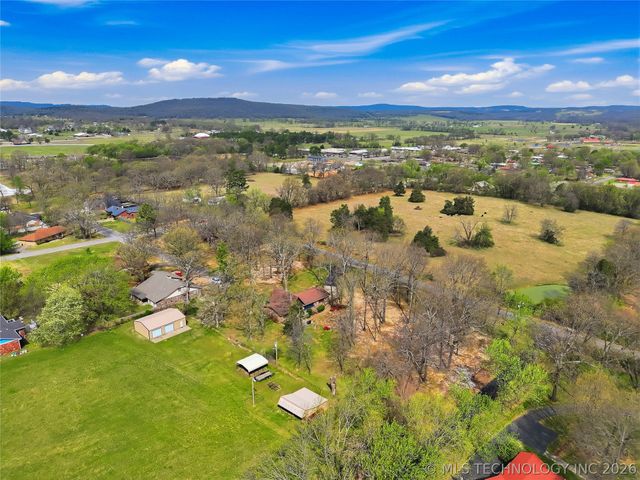 1022 W Young Avenue, Stilwell, OK 74960